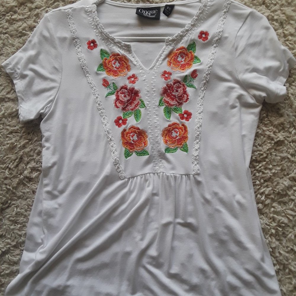 Beall's Outlet White Floral Embroidered SP Top